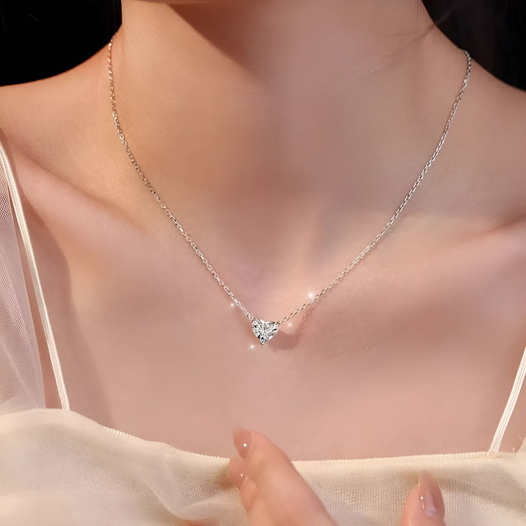 Women's silver-coloured copper heart necklace with simple refined grace design