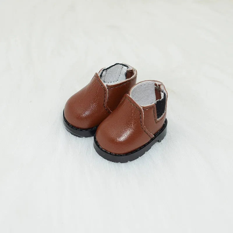 Set of miniature doll replacement shoes in various styles and colours for 17cm scale figures.