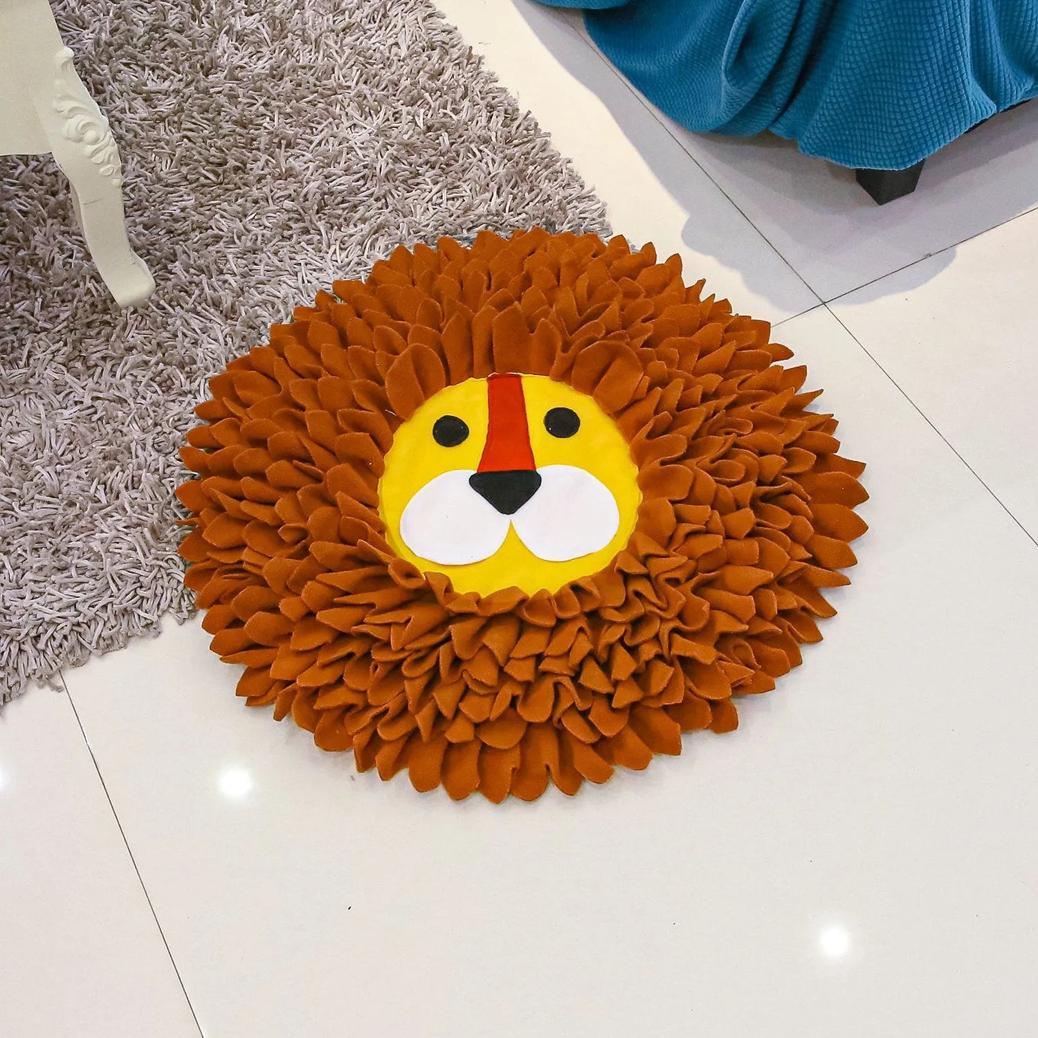 Brown lion-themed Yizhiwen sniffing pad for dogs and cats, measuring 33cm by 25cm
