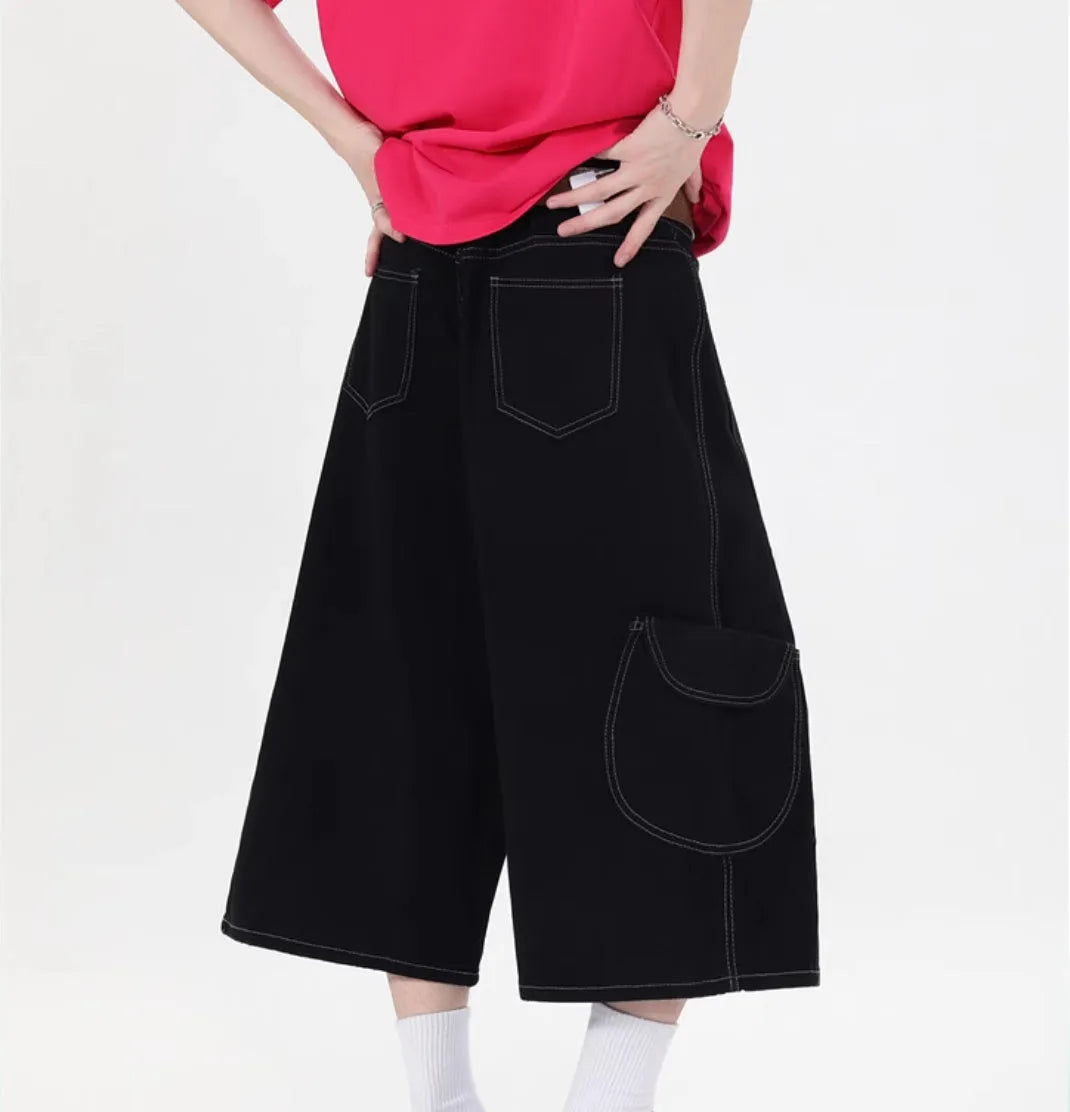 Multi-pocket denim workwear shorts in wide leg cropped style with zipper fly, available in red and black colours