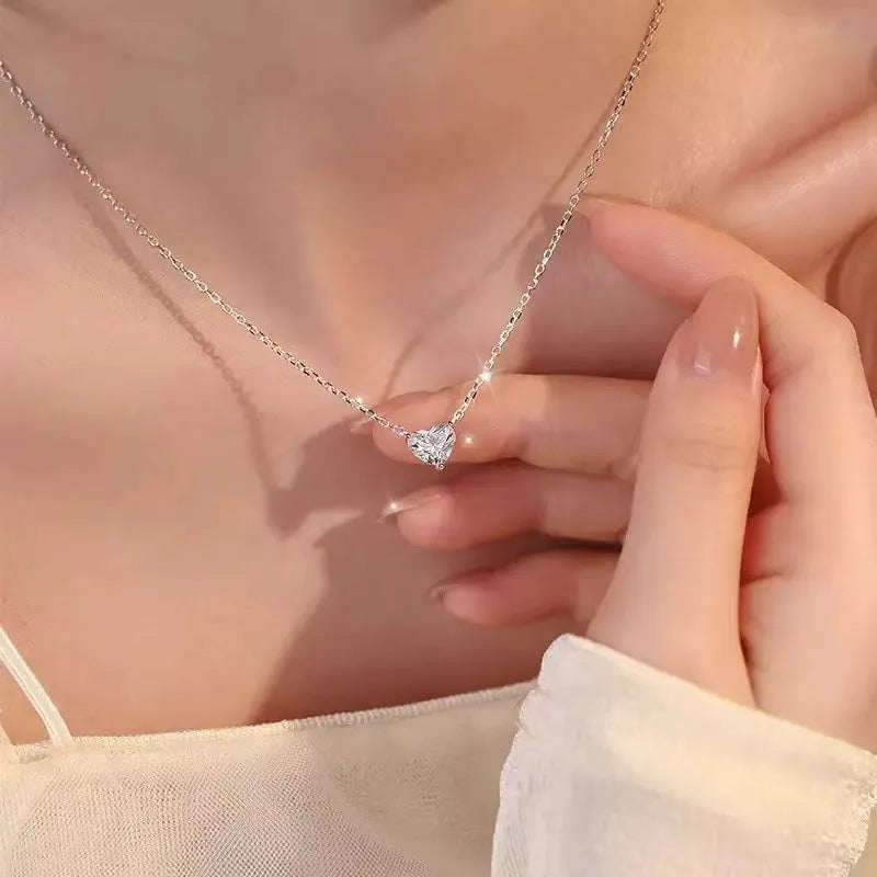 Women's silver-coloured copper heart necklace with simple refined grace design