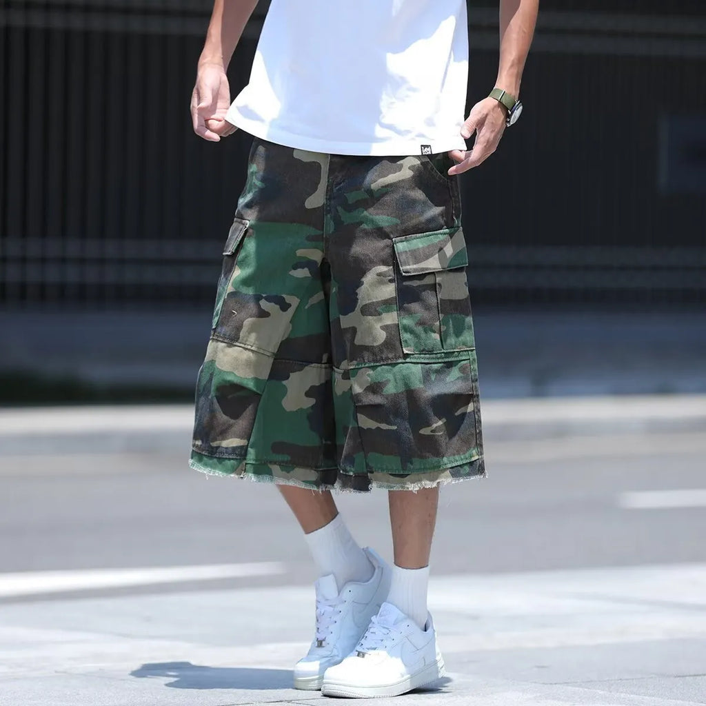 American retro workwear camouflage shorts in loose fit with cropped length