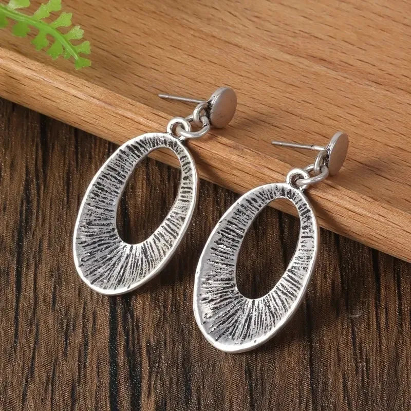 Mid-ancient three-layer coil necklace and earrings set, retro geometric design, zinc alloy, electroplated finish, on sweater