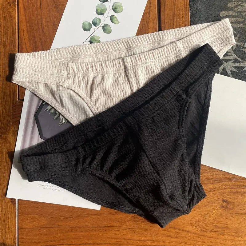 Men's triangle underwear briefs in pure cotton with mid-waist design and solid colour options