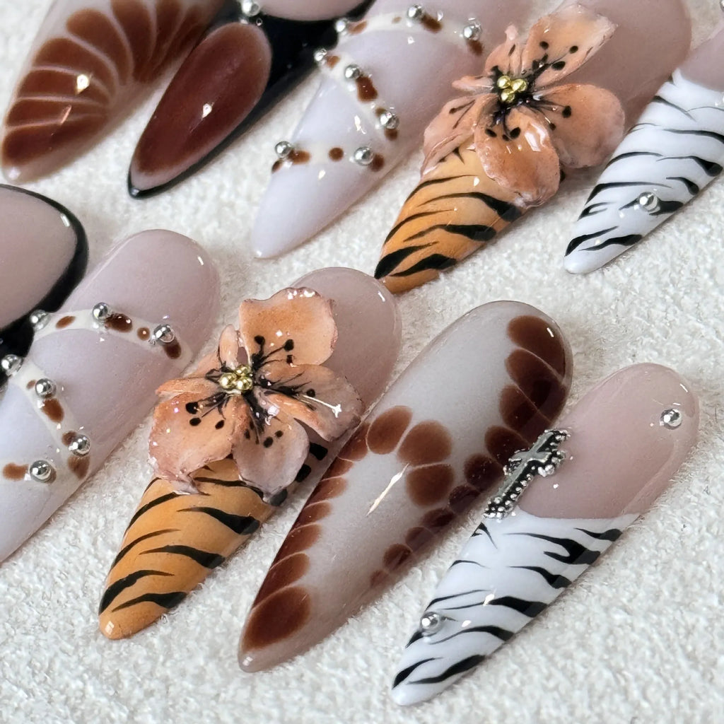 Leopard print artificial nail stickers with French tip design in sizes XS, S, M, L.