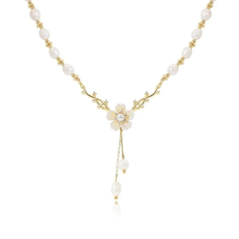 Women's alloy necklace with flower pearl decoration and rose elements in pearl Q9 colour