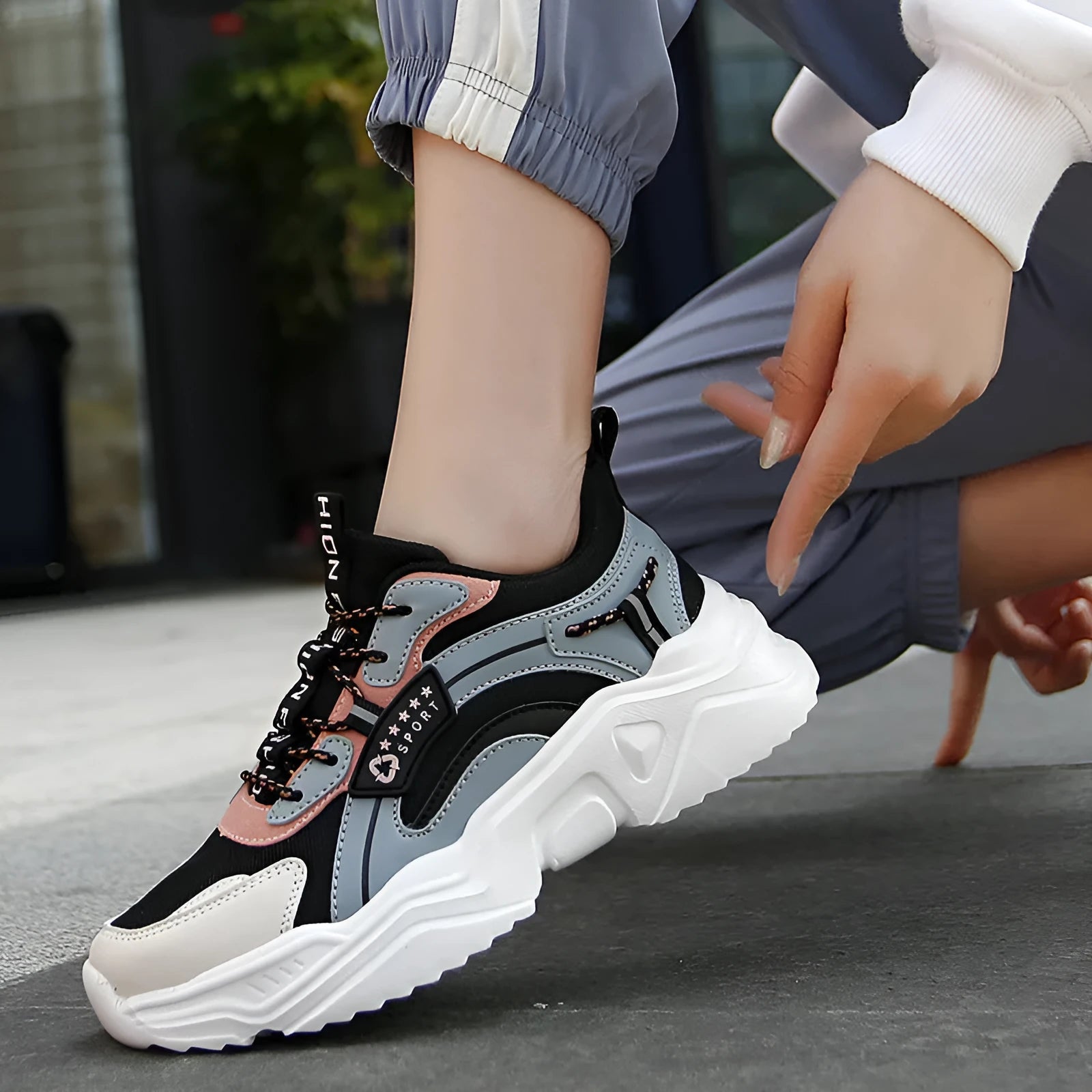Women's white mesh casual sports shoes with thick PU soles and round toe design