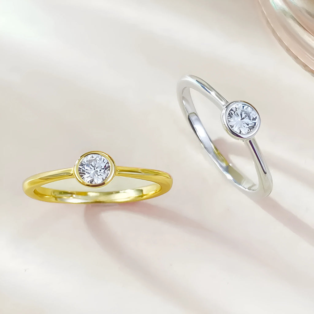 Minimalist silver crown-shaped ring with linear engraving detail in gold or platinum finish