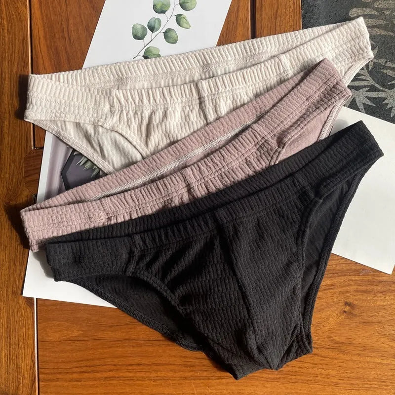 Men's triangle underwear briefs in pure cotton with mid-waist design and solid colour options