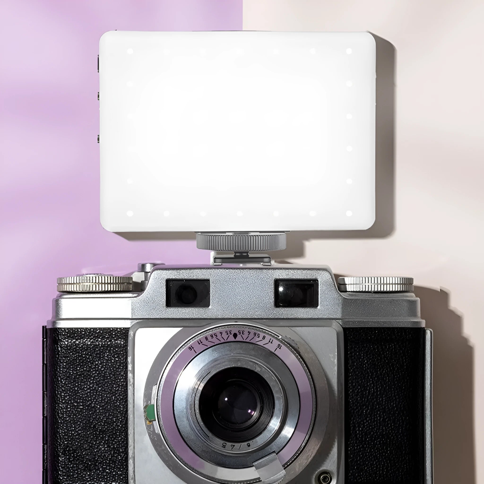 LED pocket fill light clip for mobile phone photography measuring 10.4 x 7.5 x 12.5cm