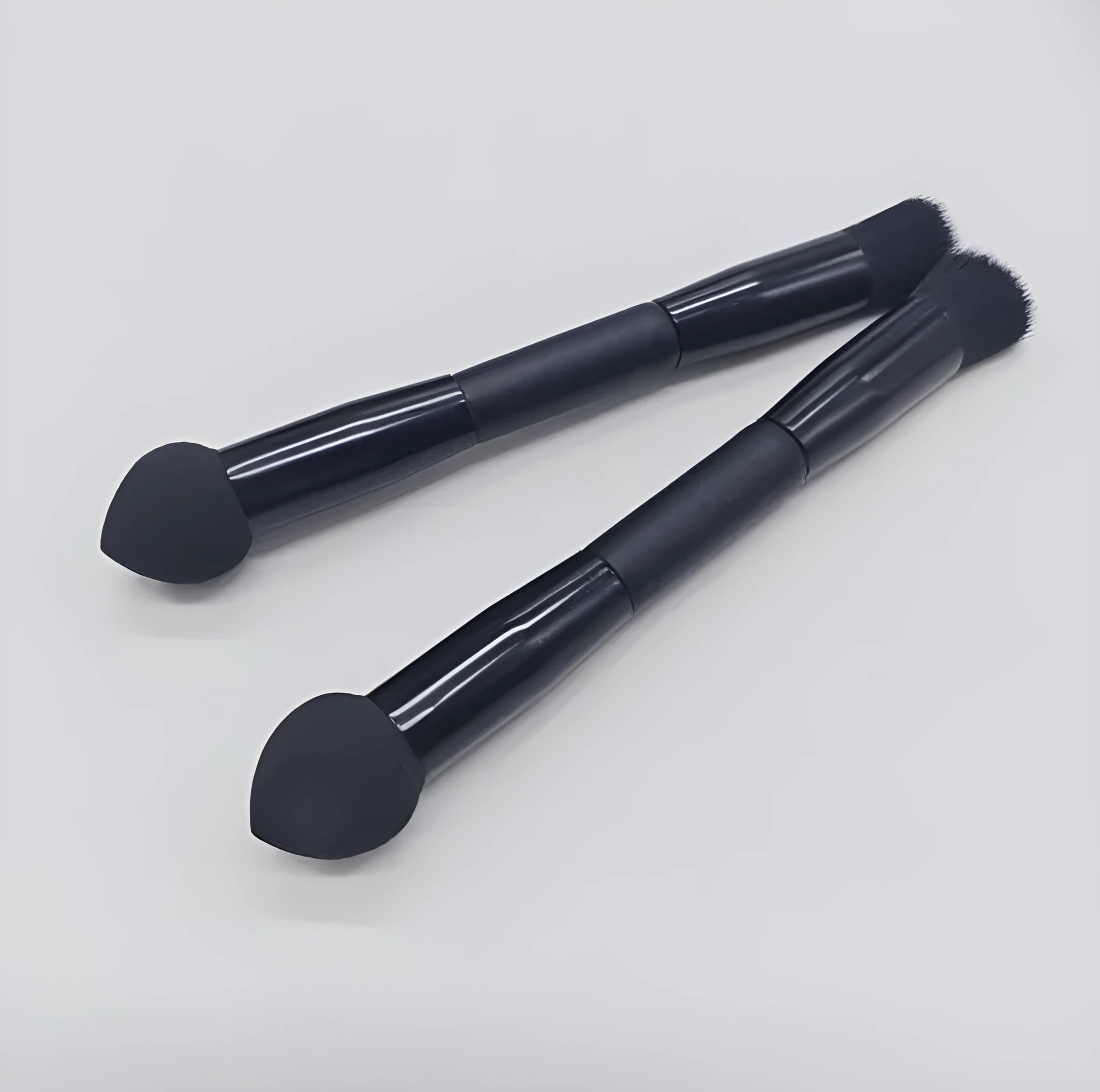 Double-headed black makeup brush with wooden handle for foundation and concealer application