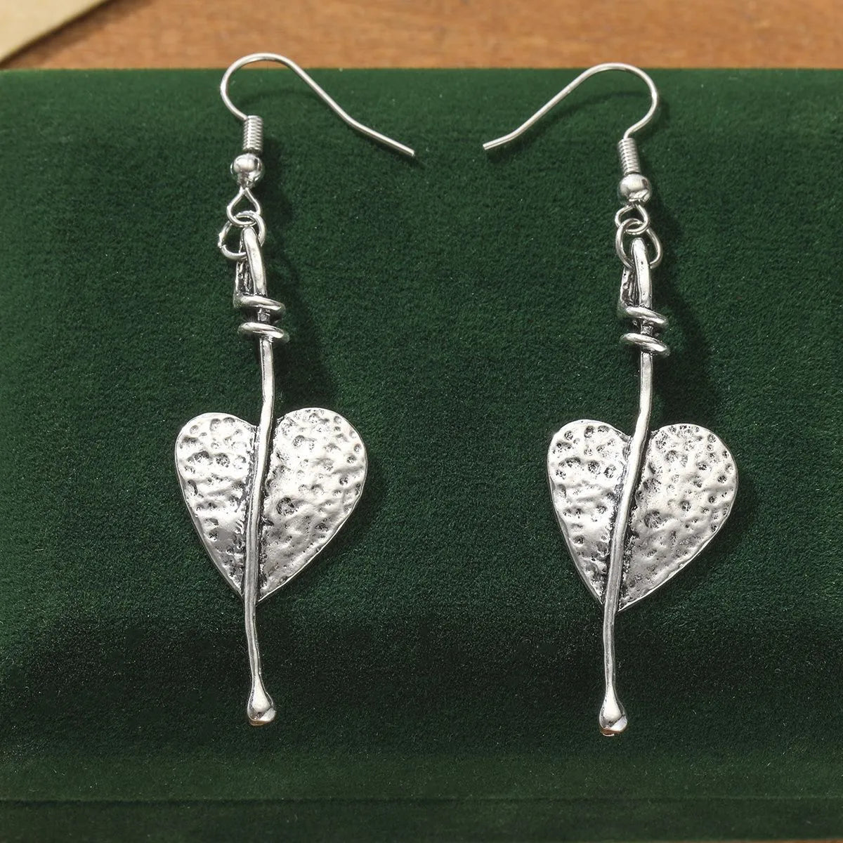 Retro minimalist heart earrings for women in electroplated zinc alloy geometric shape picture colour