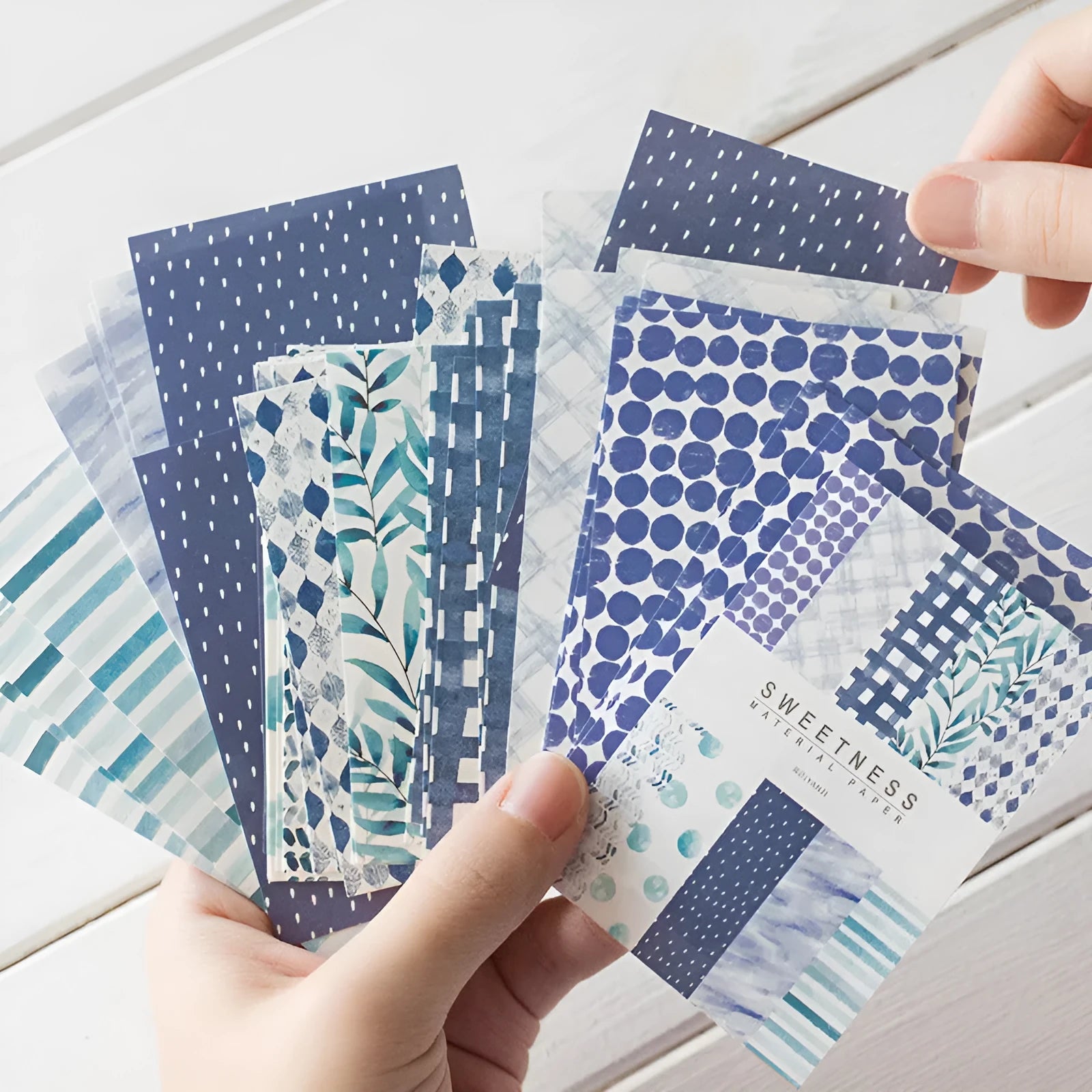 Pack of 50 retro dessert-themed note papers in ten food colours, each 56mm by 83mm.