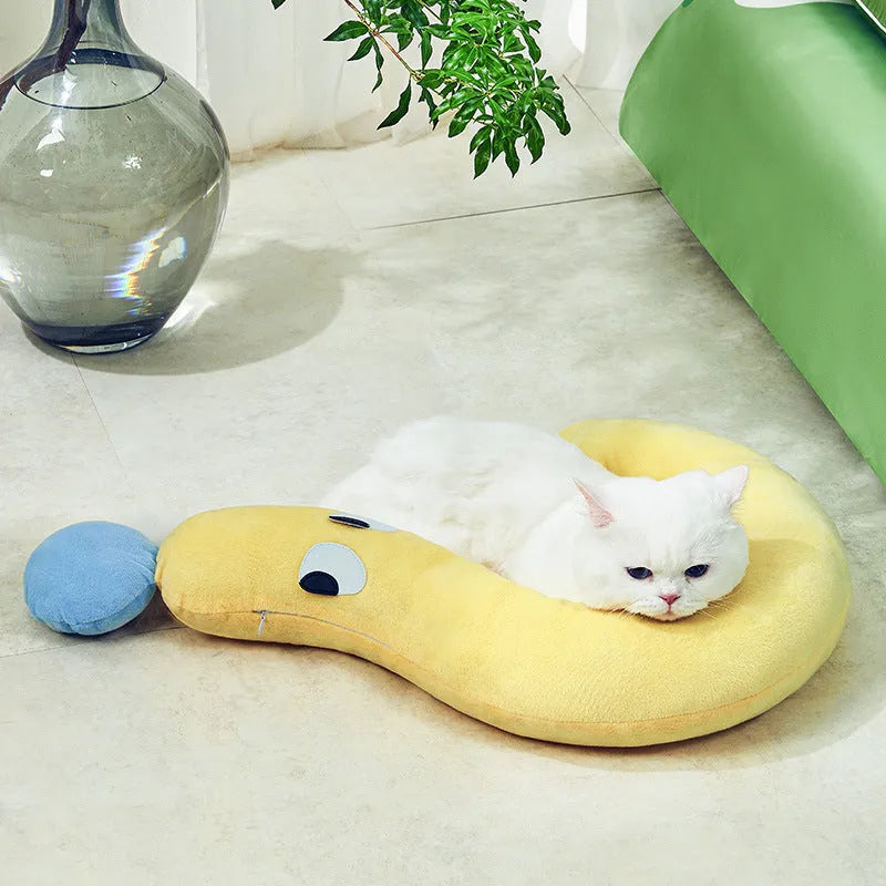 Blue or yellow rectangular pet pillow measuring 62x39 cm for cats and dogs