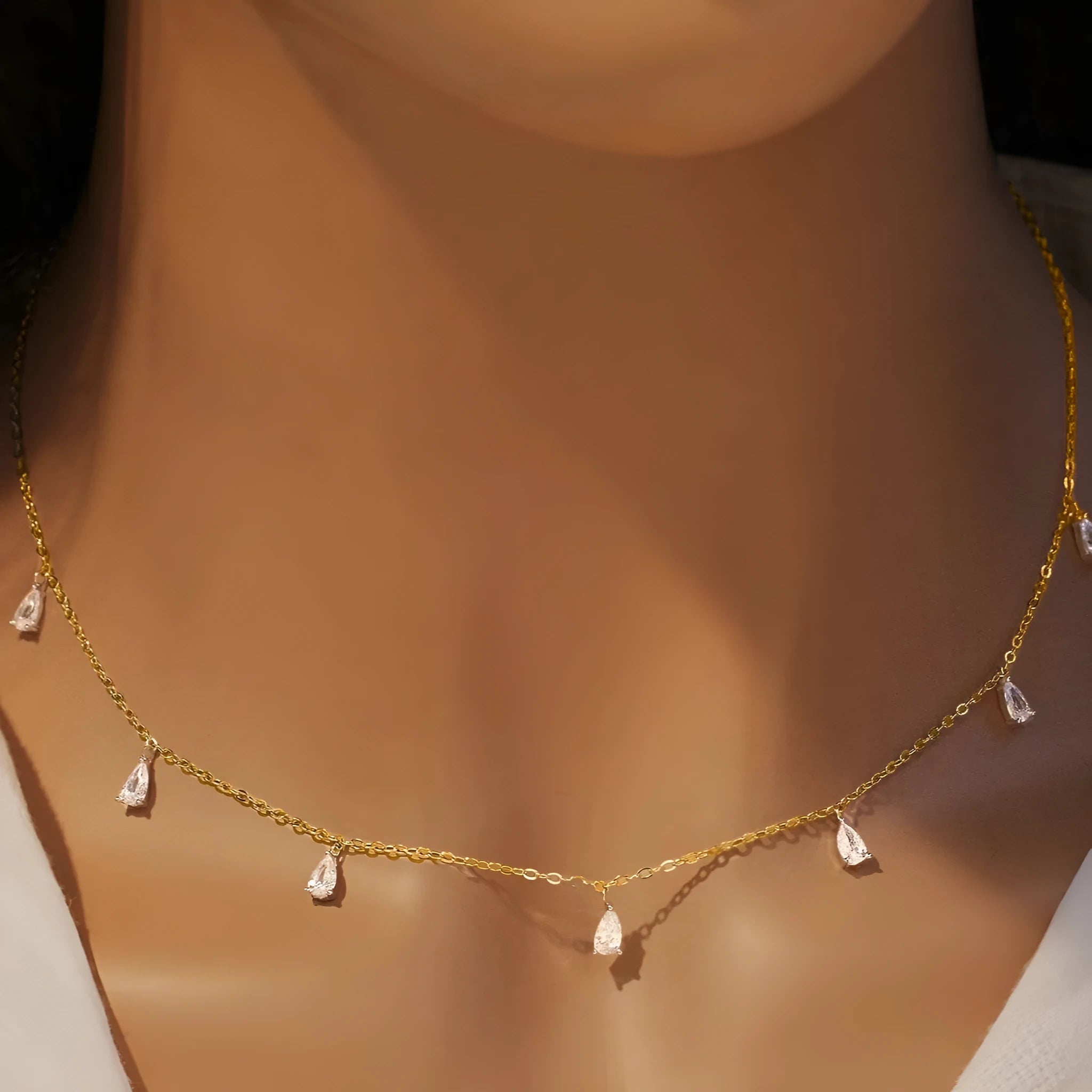 925 silver drop-shaped artificial zircon necklace with triangular details on an adjustable O-chain.