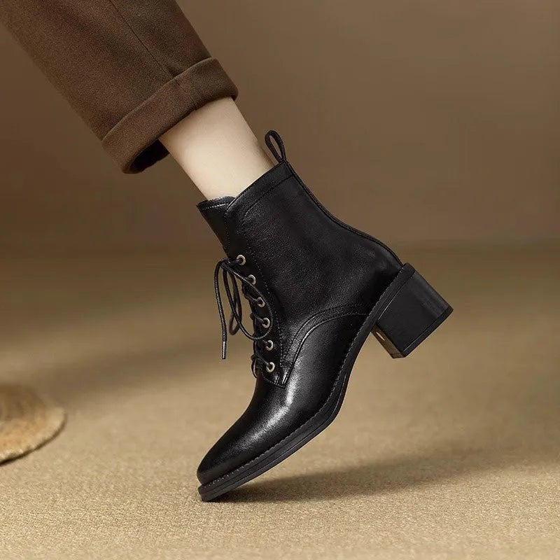 Women's black ankle boots with pointed toe and 5.5cm heel, artificial PU construction