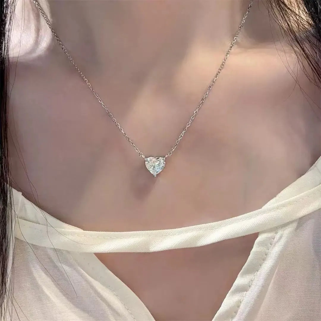 Women's silver-coloured copper heart necklace with simple refined grace design