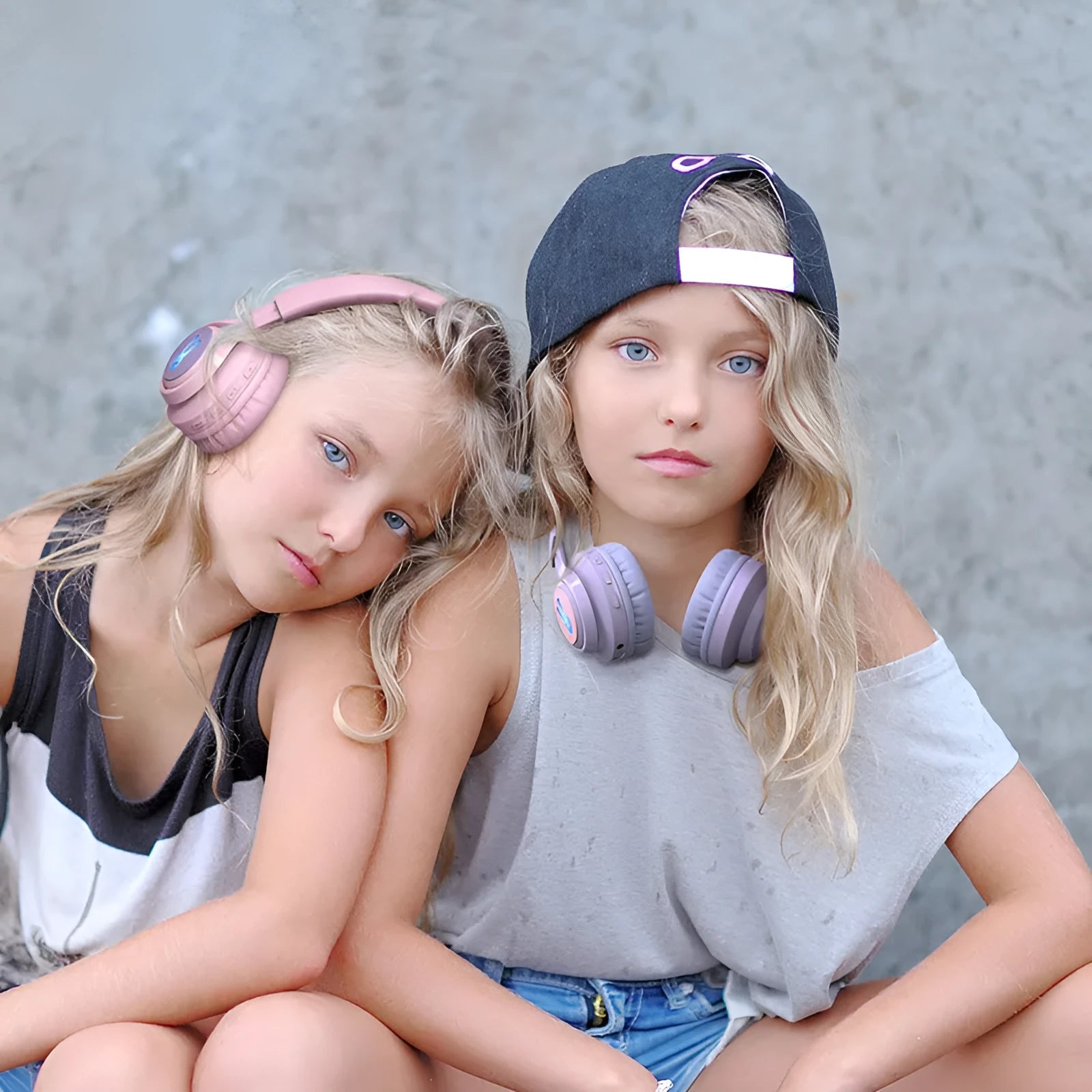 Wireless children's headphones with RGB LED lights in bunny pink colour with stereo sound and microphone