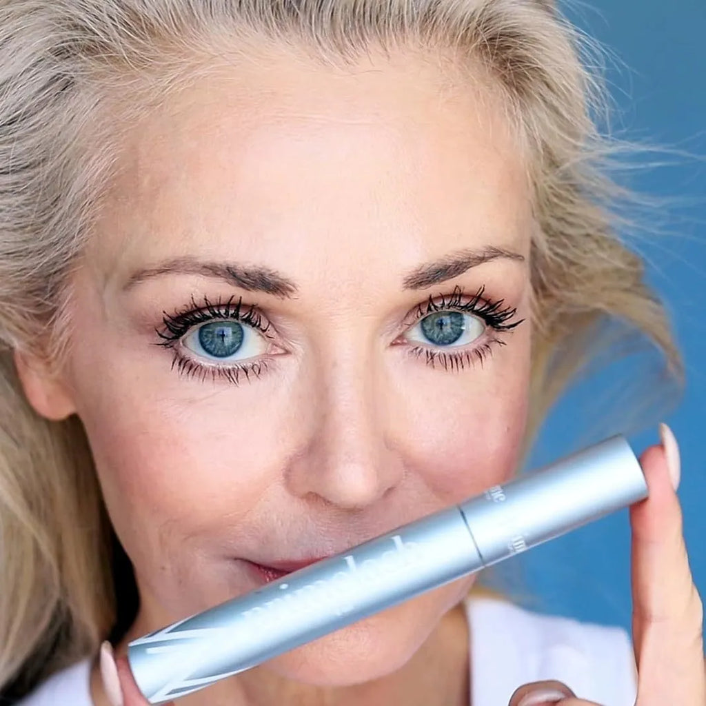 Single eyelash brush and comb beauty tool with eye black applicator, 0.7g weight.