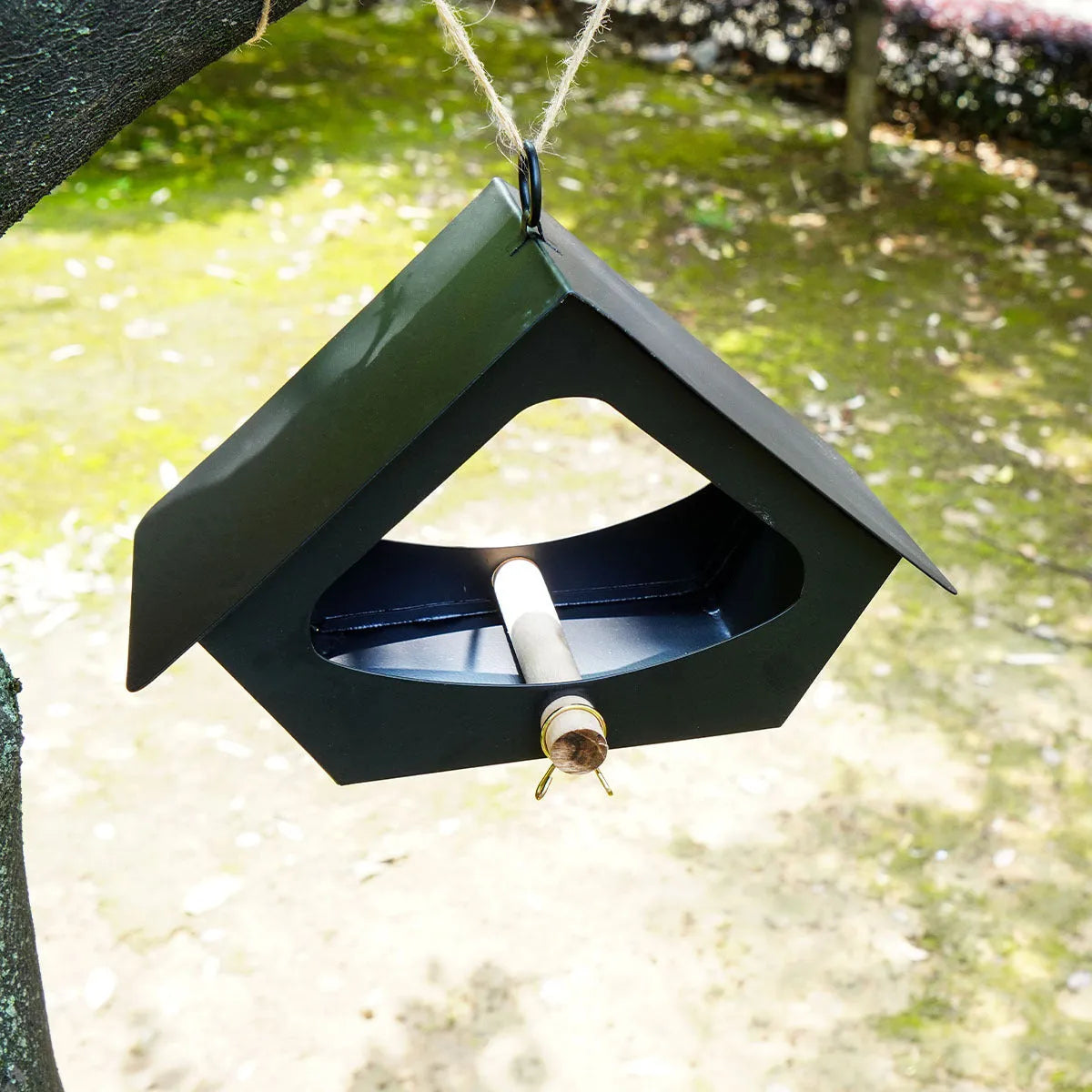 European-style iron bird nest feeder with modern simplicity design for garden decoration