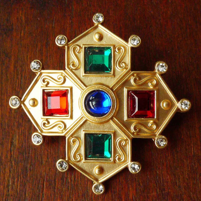 Retro baroque vintage brooch in zinc alloy with diamond shape, shown in multiple size options