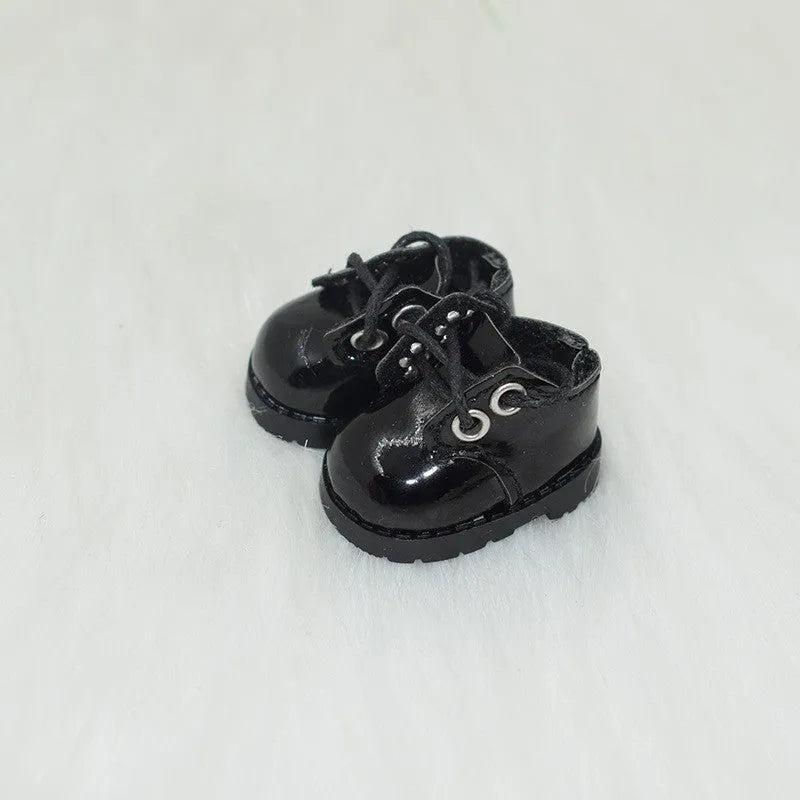Set of miniature doll replacement shoes in various styles and colours for 17cm scale figures.
