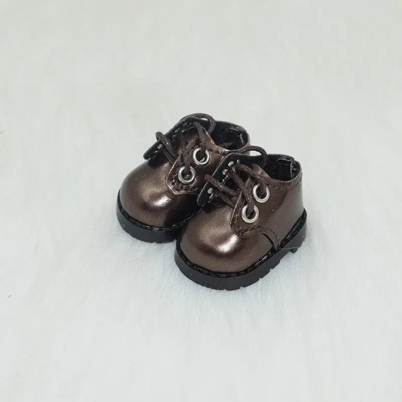 Set of miniature doll replacement shoes in various styles and colours for 17cm scale figures.