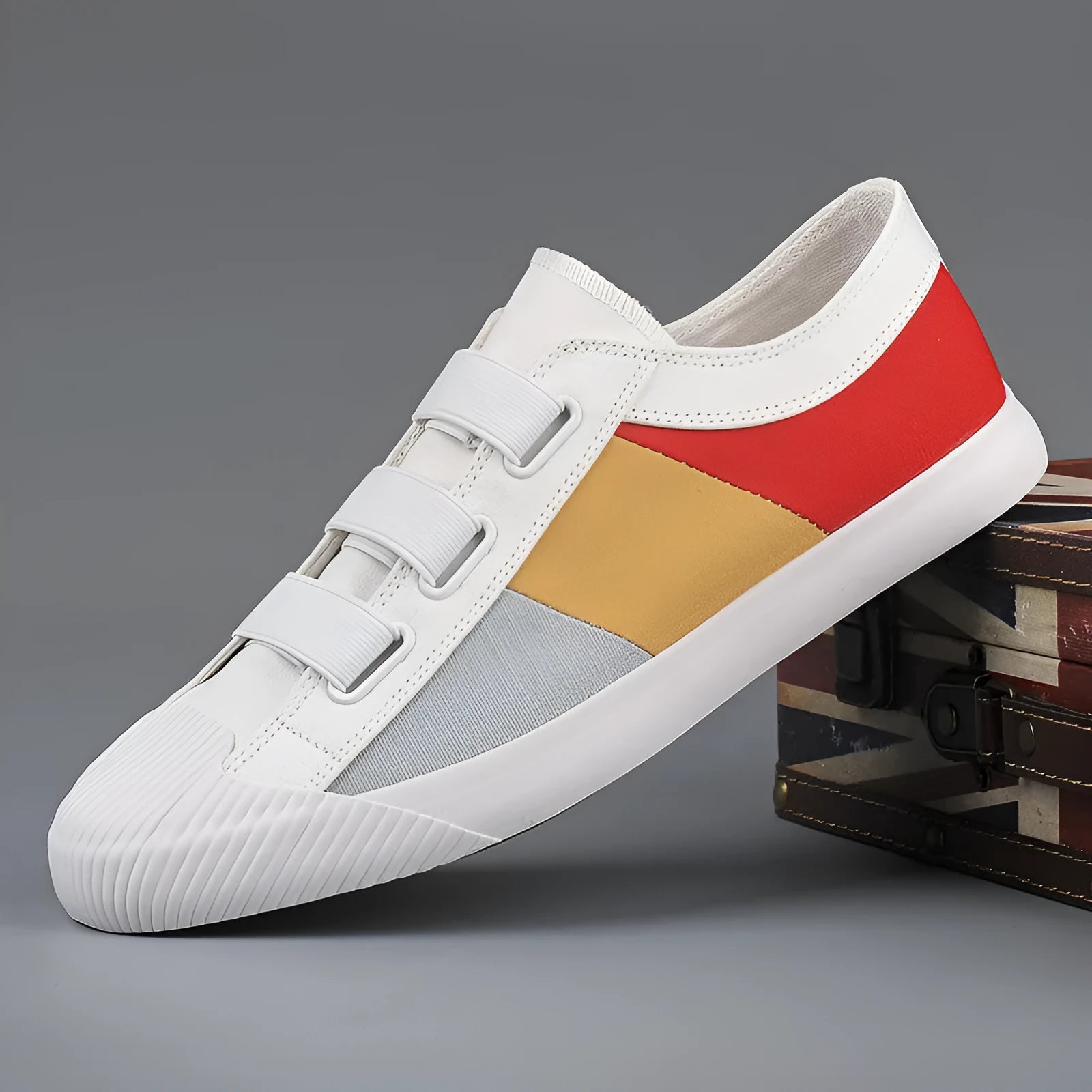 Men's low-top canvas sneakers with elastic band closure in multiple colour options