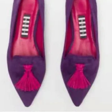 Women's low-cut pointed-toe colourblock tassel flat shoes in Brown Green and Brown Orange on a clean background