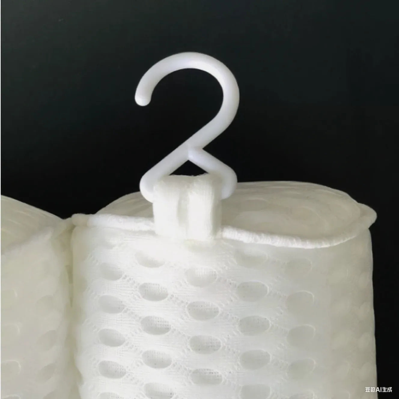 White 4d mesh bath pillow with 7 suction cups, measuring 37x34x10cm