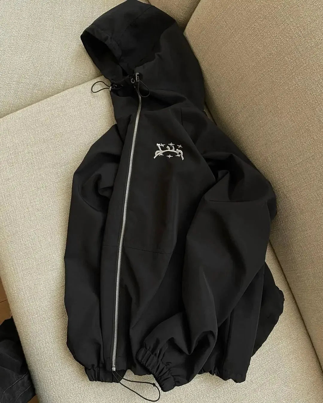 Men's grey British-style loose fit hooded sunscreen jacket made from polyester fabric