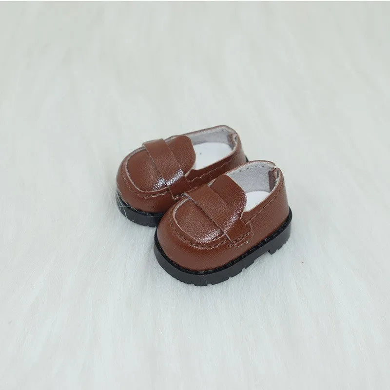 Set of miniature doll replacement shoes in various styles and colours for 17cm scale figures.