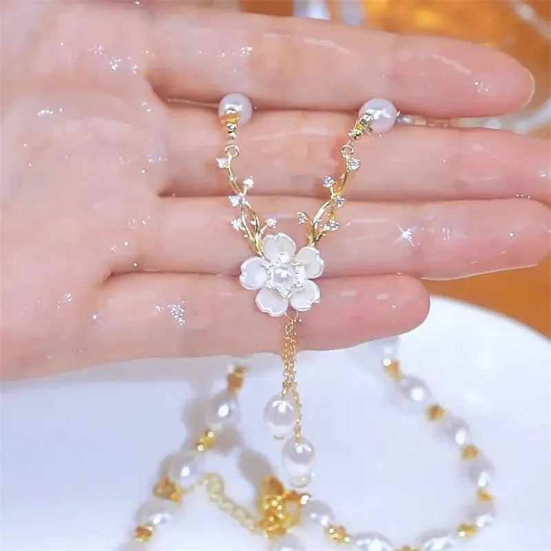 Women's alloy necklace with flower pearl decoration and rose elements in pearl Q9 colour