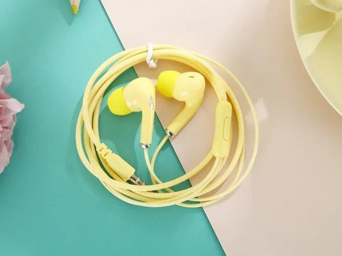 Macaron colour wired earphone with 3.5mm plug and microphone in six colours including black, blue, green, pink, yellow, white