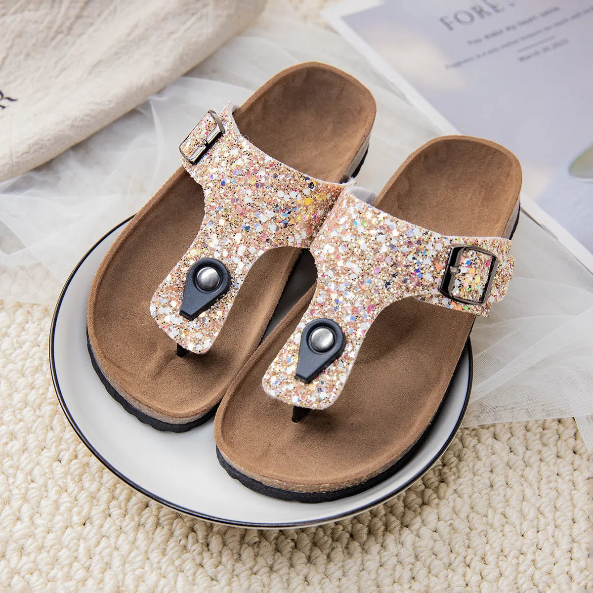 Cork flip-flops in gold with frosted finish and non-slip sole